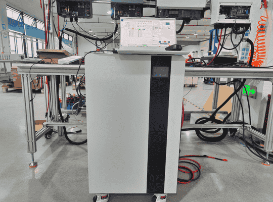 Technical diagram of RAKOUR server rack battery DC coupling architecture connecting 48V LiFePO4 pack to hybrid solar inverter